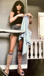 Linda Ronstadt doing some chores around her Malibu home (March 1977).